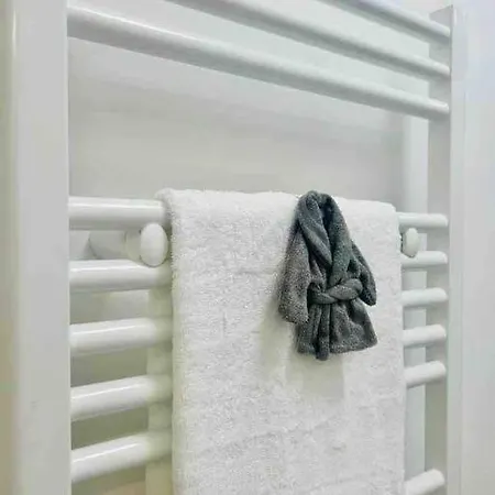 Chic & Renovated- Prime Location - 4 Min Walk To Seaside Apartamento