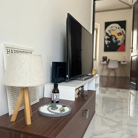 Chic & Renovated- Prime Location - 4 Min Walk To Seaside Apartment *